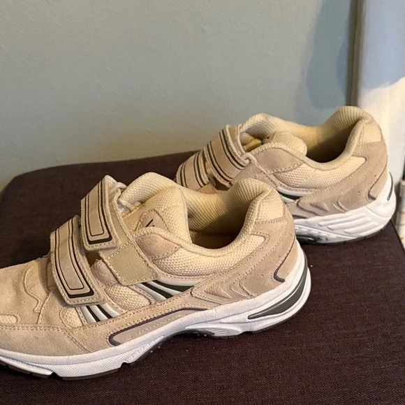 Vionic women’s Beige Velcro Sneakers - Picture 4 of 7